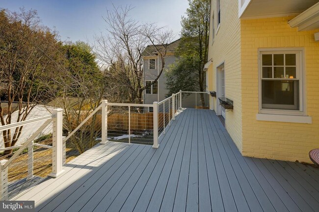 Building Photo - 5717 Chevy Chase Pkwy NW