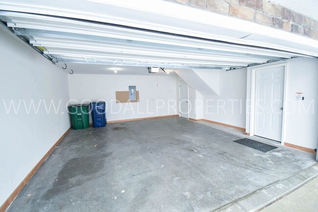 Building Photo - RENT SPECIAL!!! 2 Bedroom 2.5 Bath Townhome in Urbandale with attached two car garage.