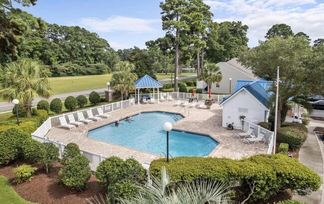 Building Photo - Townhome in The Market Common!