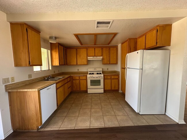 Building Photo - Welcome to this 2 bedroom 1 bath home!