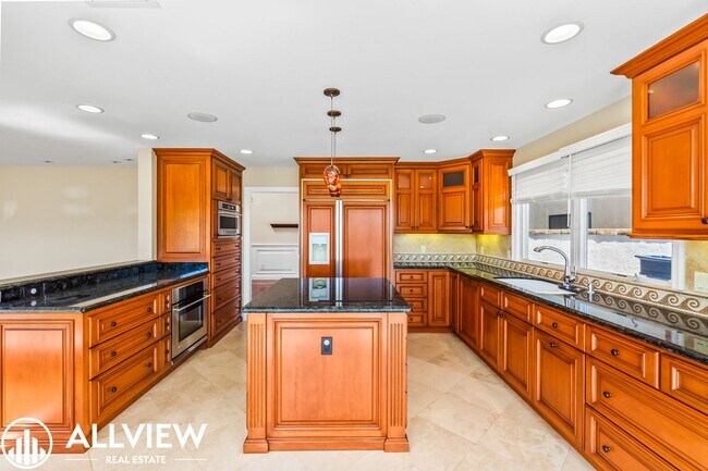 Building Photo - Rare 5 bed/3 bath home located in the high...