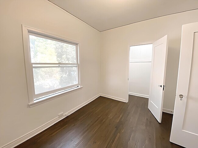 Building Photo - 920 N Hoover St