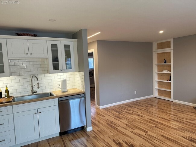 Building Photo - 65 Manor Dr