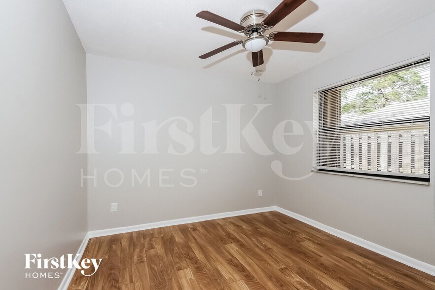 Building Photo - 1032 SE Floresta Dr