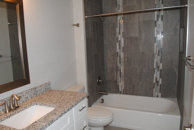 Hall full bathroom - 454 Lewis St