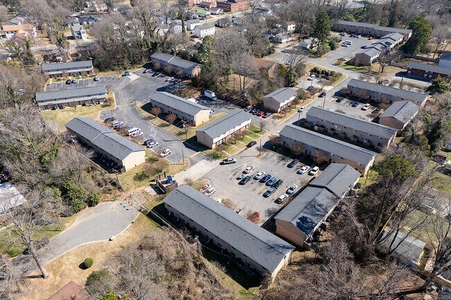 Building Photo - Spacious, affordable two bedroom townhouse in a great location in Charlotte!