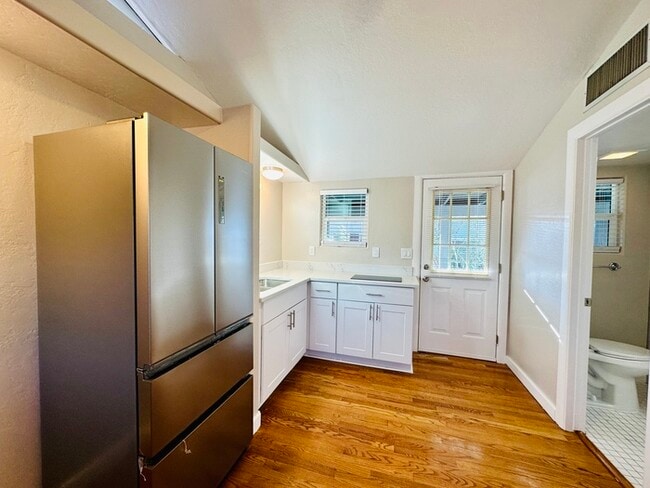 Building Photo - Renovated Studio with Front and Back Yard!...