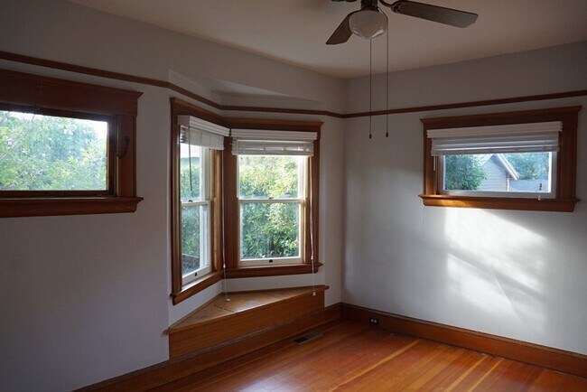 Building Photo - Charming Craftsman Style Home for Rent in ...