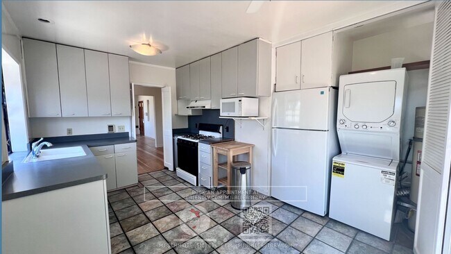Building Photo - Spacious 2 bedroom Home w/ Backyard, Garag...