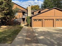 Building Photo - Open and bright top floor 2BD/2BA Condo wi...