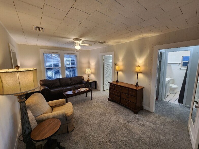 Building Photo - 110 Downing St