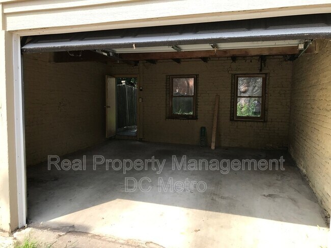 Building Photo - 309 9th St NE