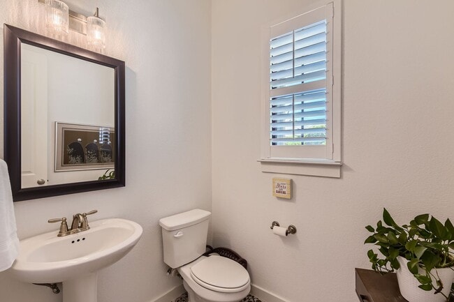 Building Photo - Available Now: Gorgeous 4 Bed/3.5 Bath wit...