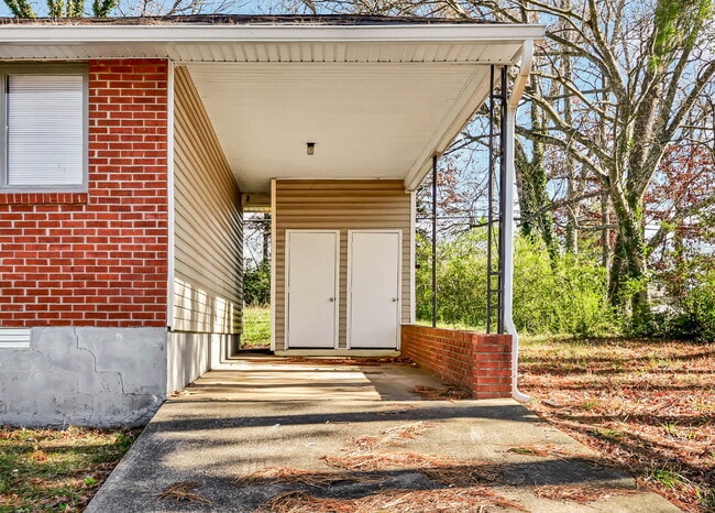 Building Photo - ???? Fully Renovated 3 Bedroom Home in a Convenient Clarksville Location!