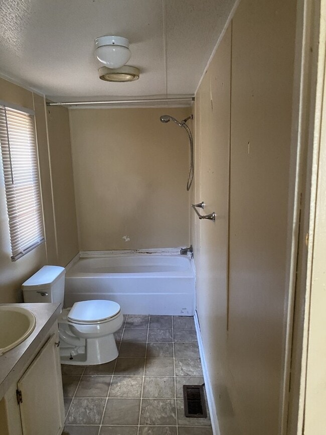 Building Photo - Spacious mobile home in a lovely community located in downtown area of Athens.