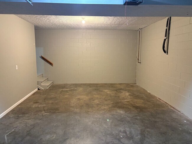 Building Photo - 1009 Blackwell Ct