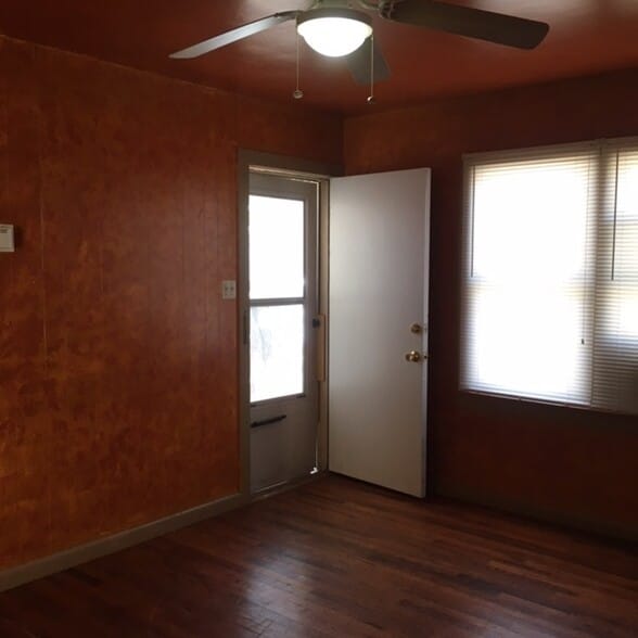 Building Photo - 507 W 1st St