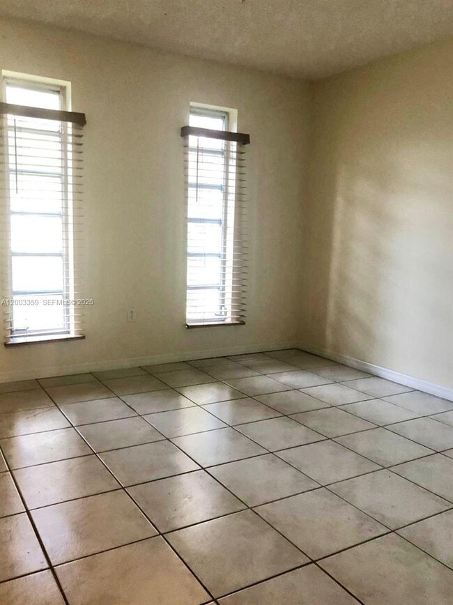 Building Photo - 4900 SW 36th Ct