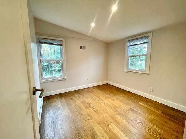 Building Photo - 615 Hall St