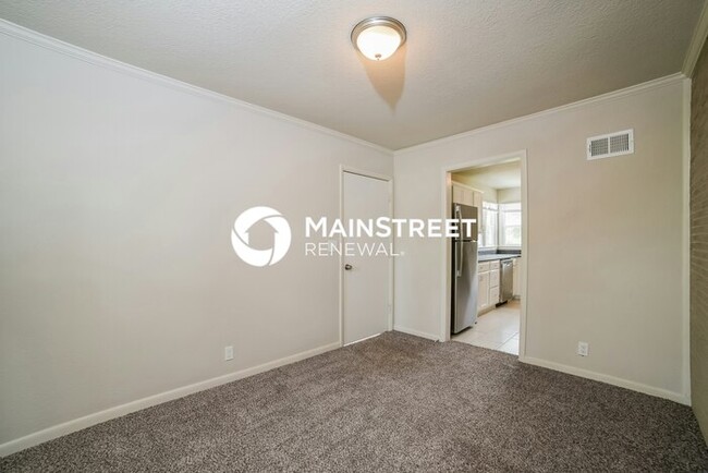 Building Photo - 3 Bedroom Pet-Friendly Home in Kansas City, MO with Main Street Renewal