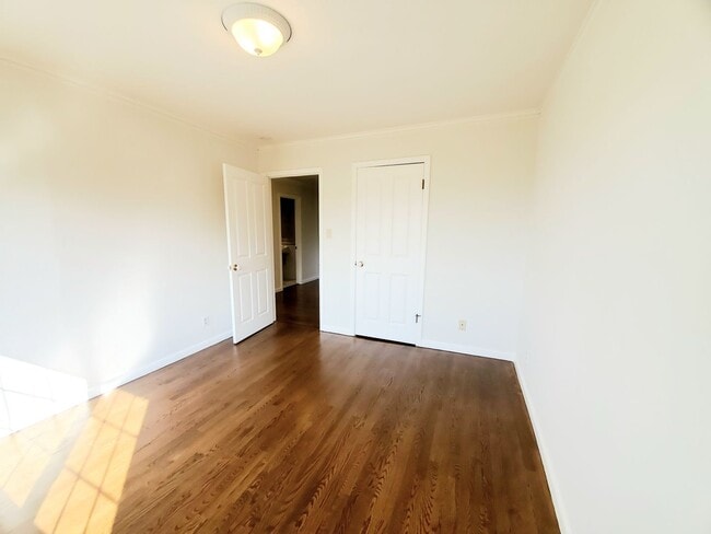 Building Photo - 2745 Summit Dr