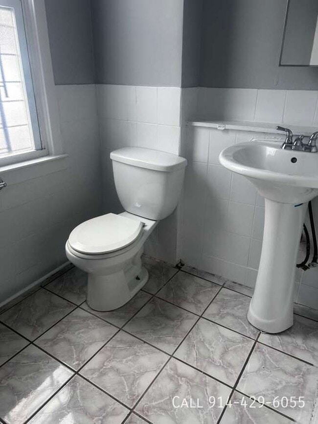 Building Photo - 44 Vineyard Ave