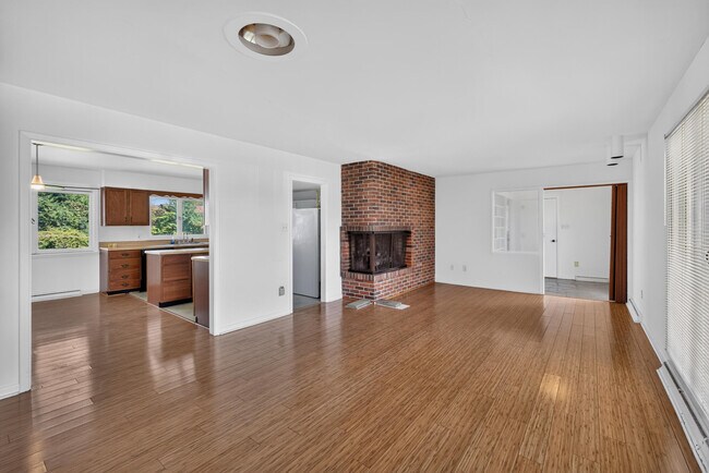 Building Photo - 2205 Country Club Dr