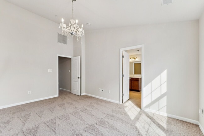 Building Photo - Charming town home located in a quiet, tree-lined community Field stone!