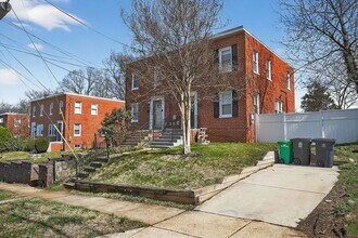 Building Photo - Spacious Townhome with driveway