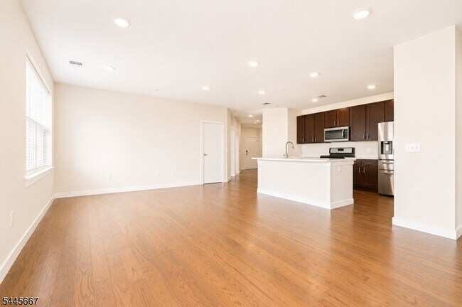 Building Photo - 723 Lorhan Dr