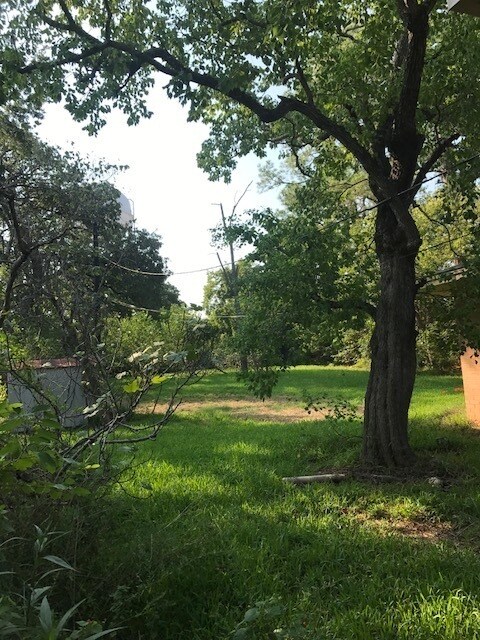Building Photo - Bryan - 4 bedroom / 2 bath / fenced in back yard, Home - Available Now