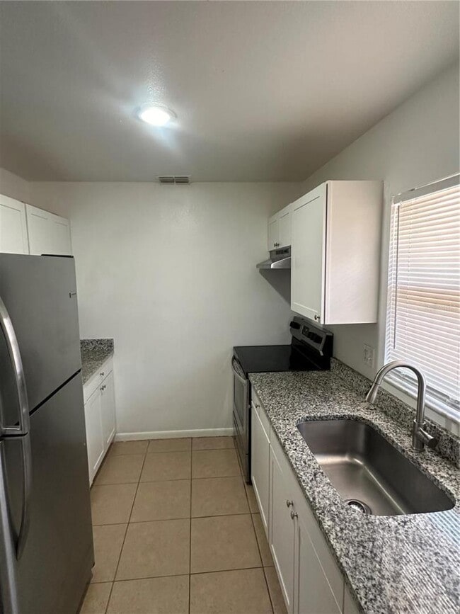 Building Photo - 2220 Leo Dr