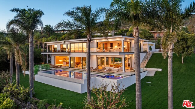 Building Photo - 4732 Avenida Del Mar
