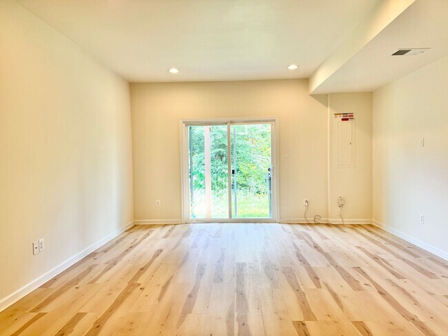 Building Photo - 127 Streamview Dr