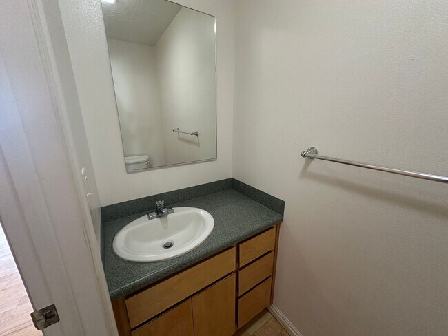 Building Photo - 2 Bed, 1.5 Bath Townhome in the Meadows