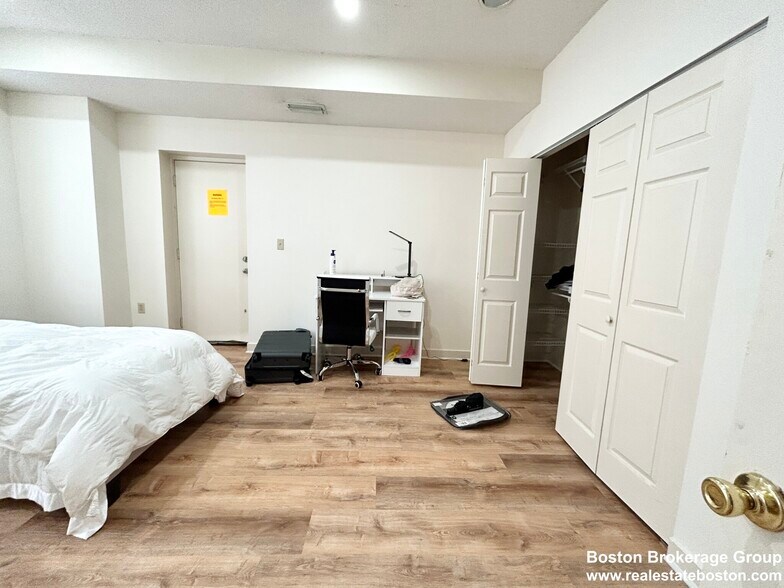 Building Photo - 73 Gainsborough St