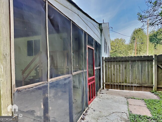 Building Photo - 742 Quaker St SW