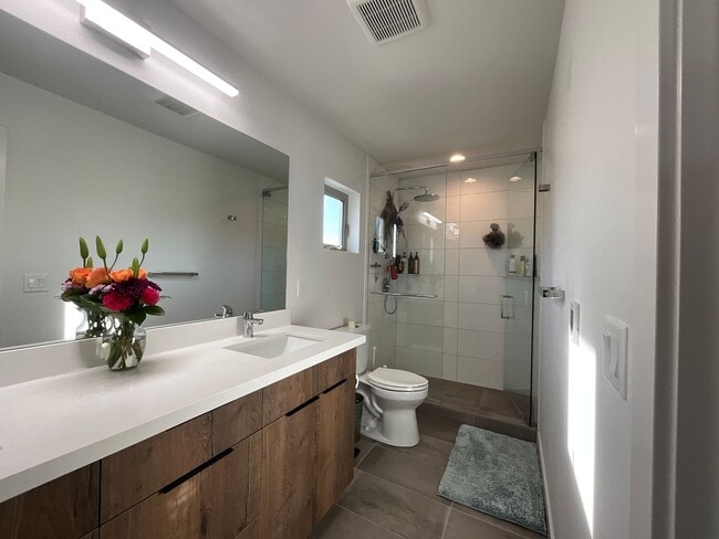 Building Photo - Stunning Townhouse in Ballard