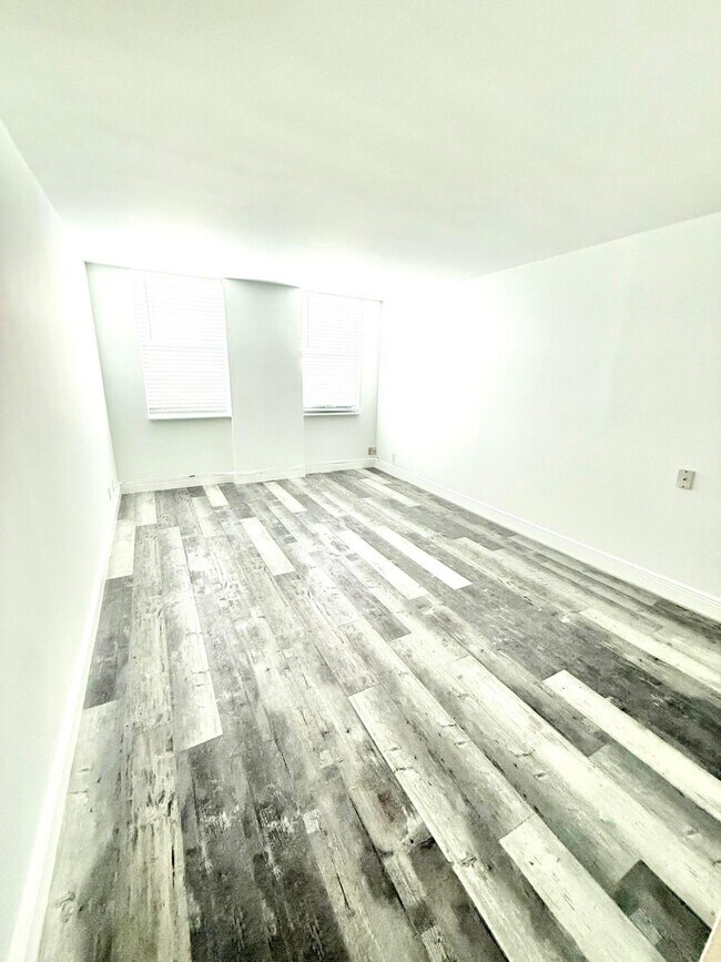 Building Photo - 1150 Hillsboro Mile