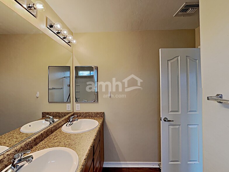 Building Photo - 245 W Paseo Celestial