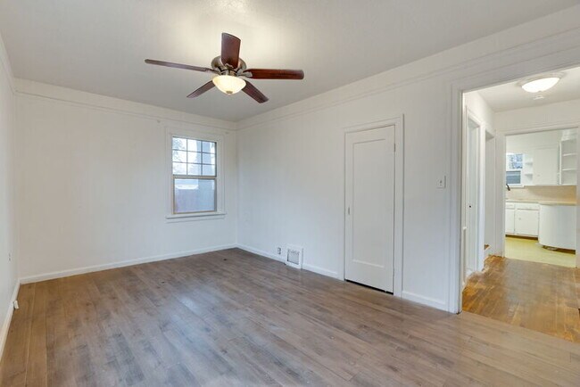 Building Photo - 1137 SE Uglow Ave