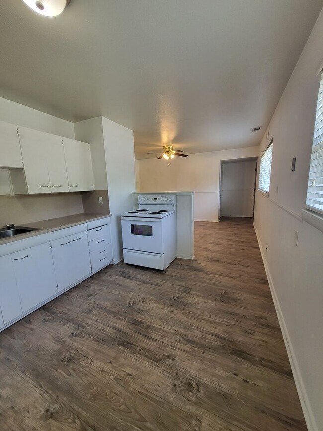 Building Photo - (3) Bed/(1) Bath w/ Carport Available NOW!
