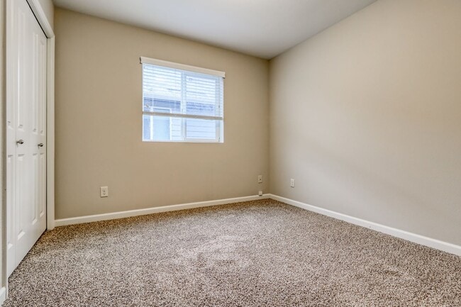 Building Photo - Spacious 4br/2.5ba house with garage in well maintained neighborhood