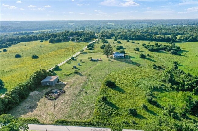 Building Photo - 7 acres with 5 bed, 3 bath less than 25 minutes from town!