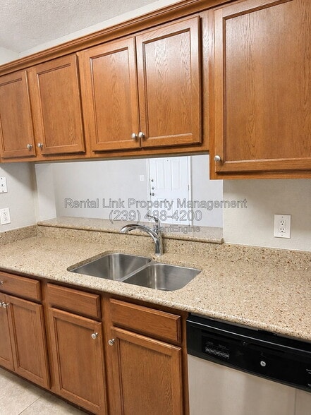 Building Photo - 4016 Crockers Lake Blvd