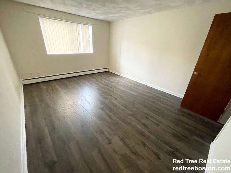 Building Photo - 24 Whites Ave