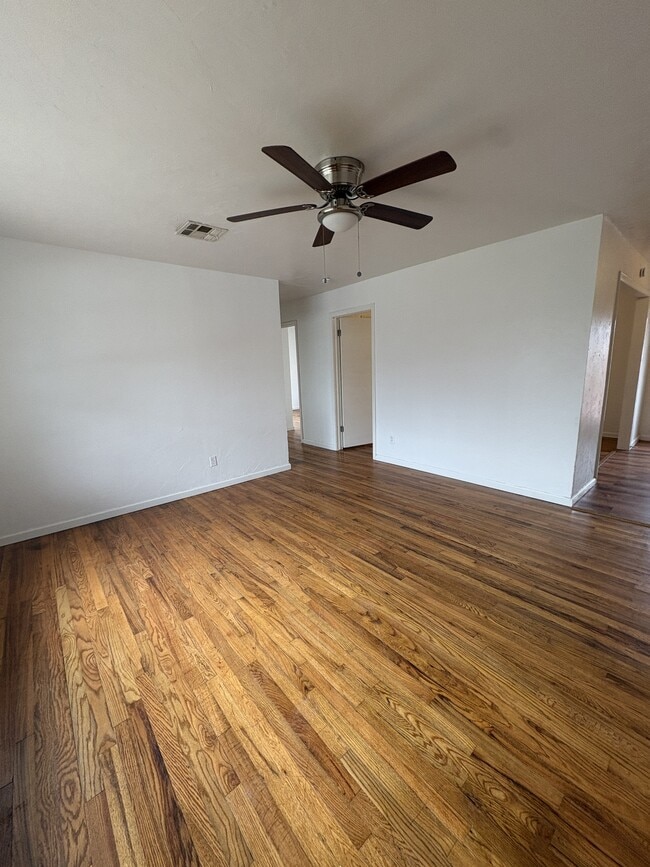 Building Photo - 403 S Hillcrest St