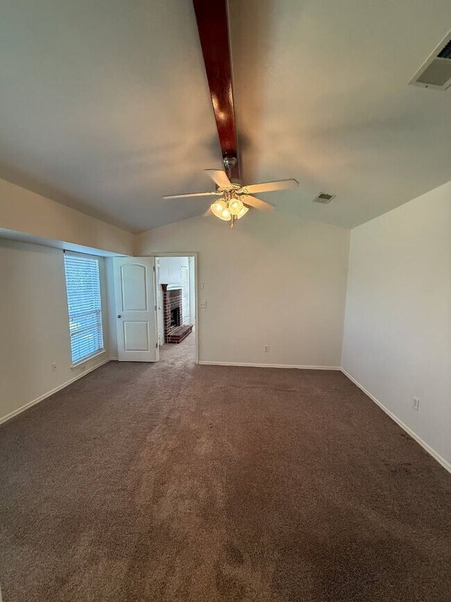 Building Photo - Come make this lovely 4 bedroom 2 bath, 2+...