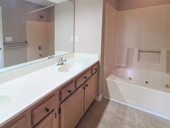 Building Photo - 3 BR Condo w/ Garage in Kiln Creek