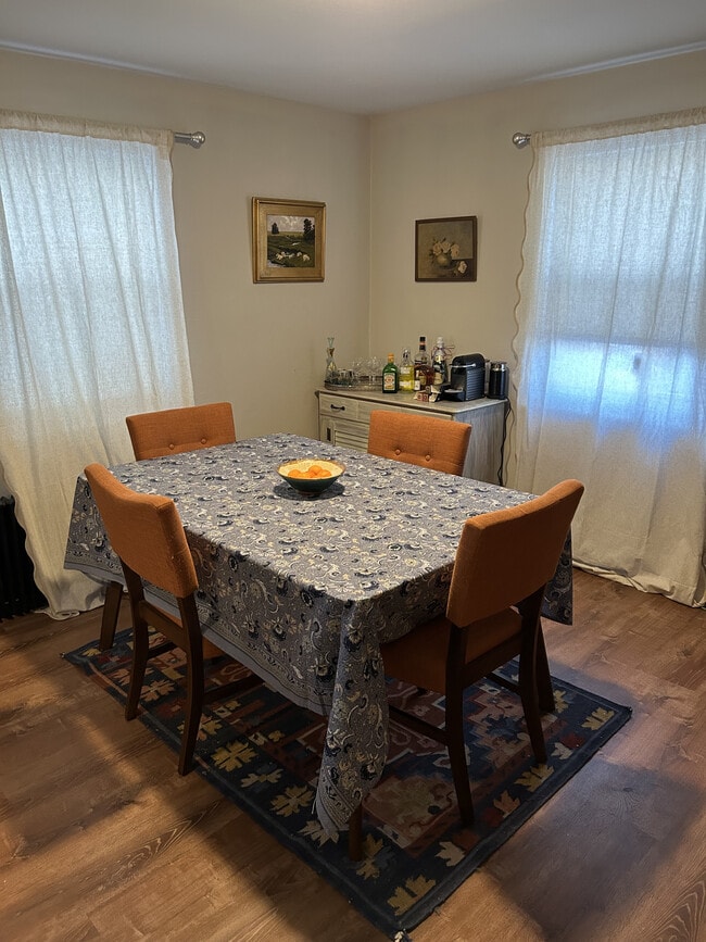 Building Photo - 121 Maple St